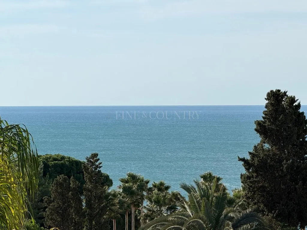 Contemporary Villa with Pool in Lagoa