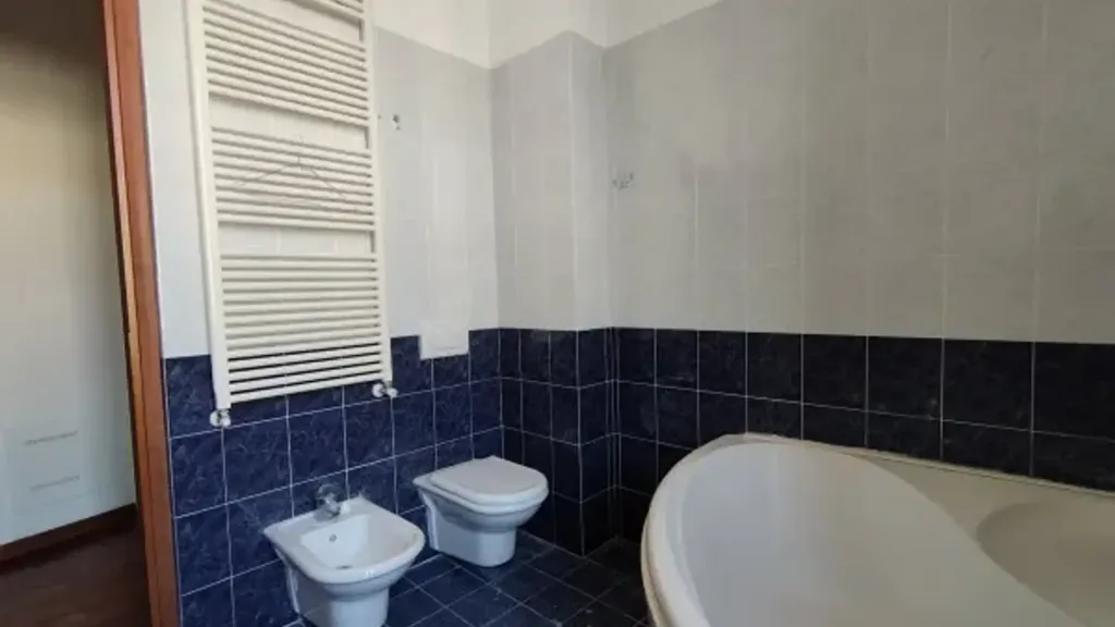 Salles de bain - Rented Duplex with Central Heating in Rho