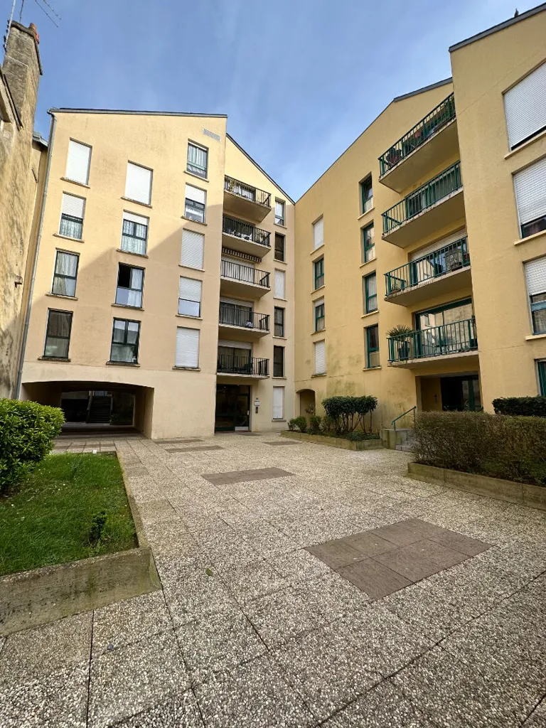 Jardin - Appartement Équipé avec Garage en Centre Ville