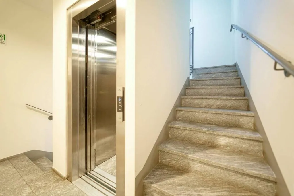 Pièces - Luxury Apartment with Triple Exposure in Milan