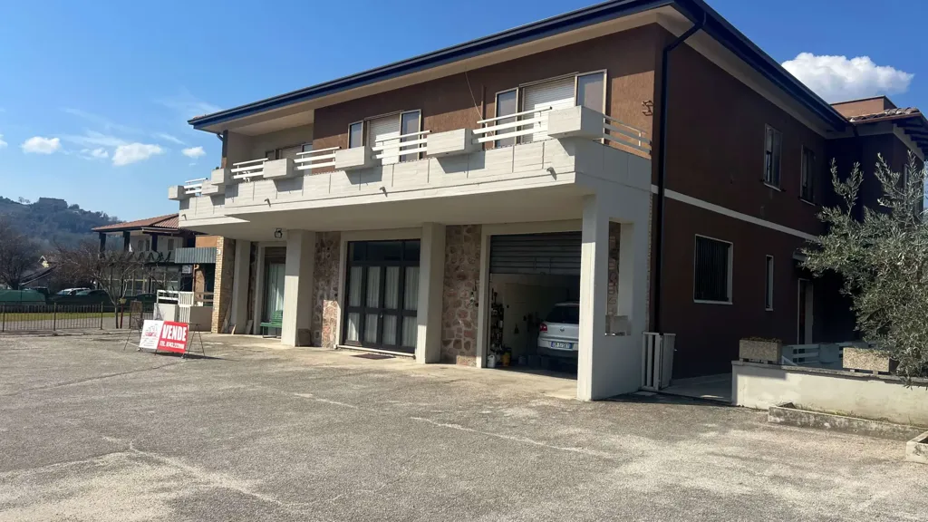 Välivaade - Mixed-Use Villa with Terraces in Spoleto
