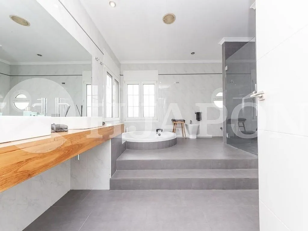 Vannitoad - House with Indoor Pool in Argentona