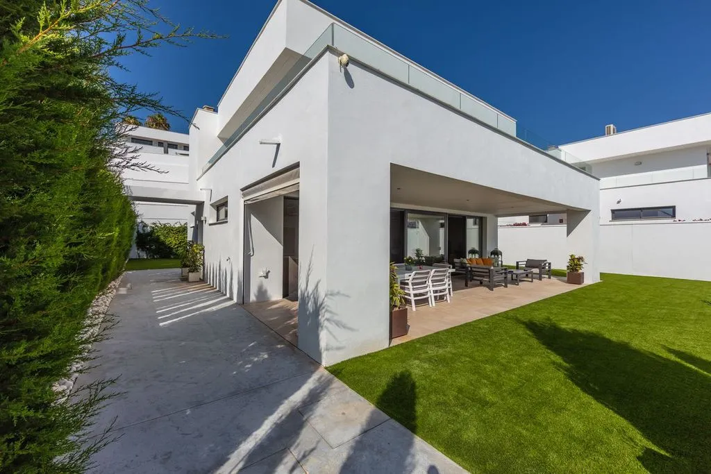 Jardin - Contemporary Villa with Sea View in La Duquesa