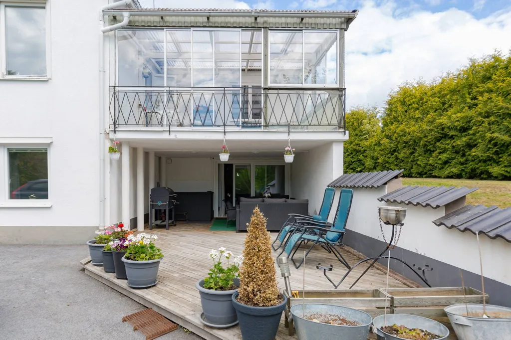 Terrace - Central Villa with Rental Potential in Märsta