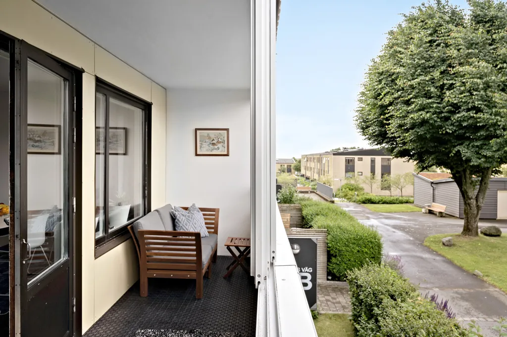 Balcone - Modern Flat with West-Facing Balcony on Kärrets väg