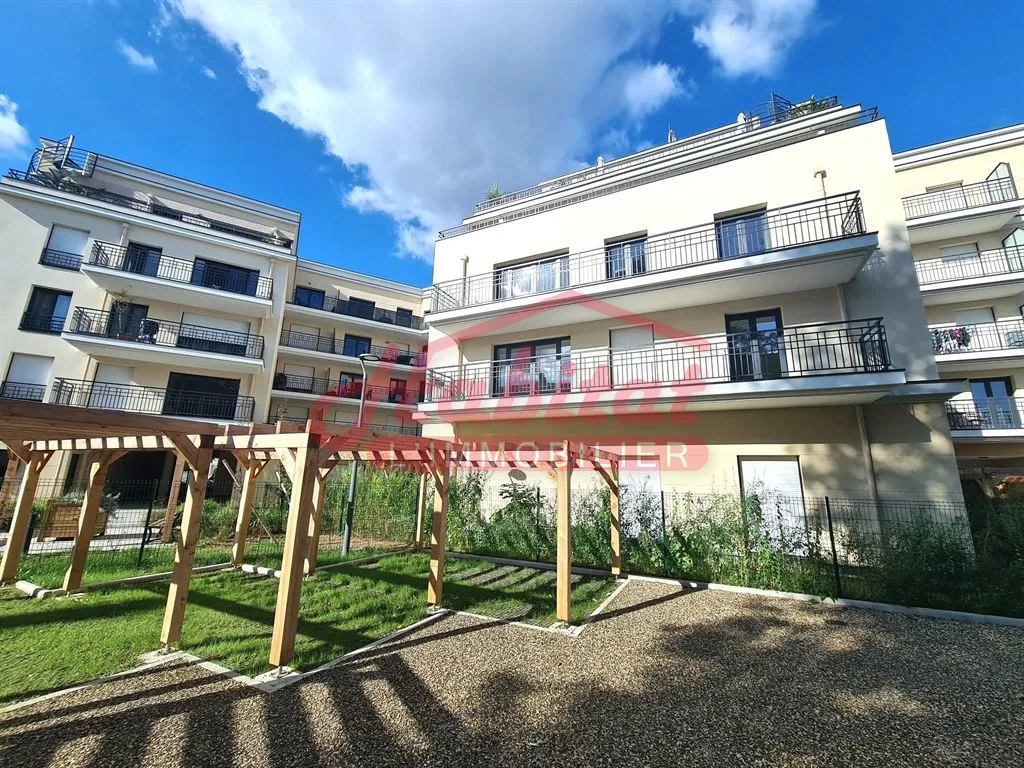 Aed - New 3-Bed Flat with Parking in Chelles Centre