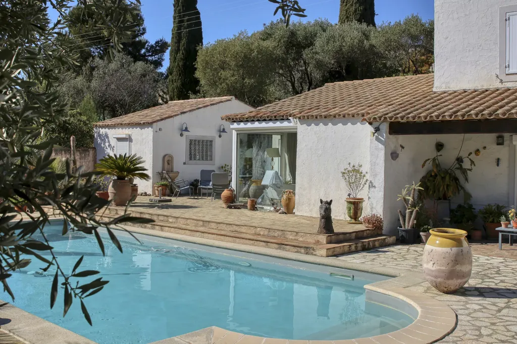 Piscine - Propriété avec Piscine et Vue Mer à Bandol