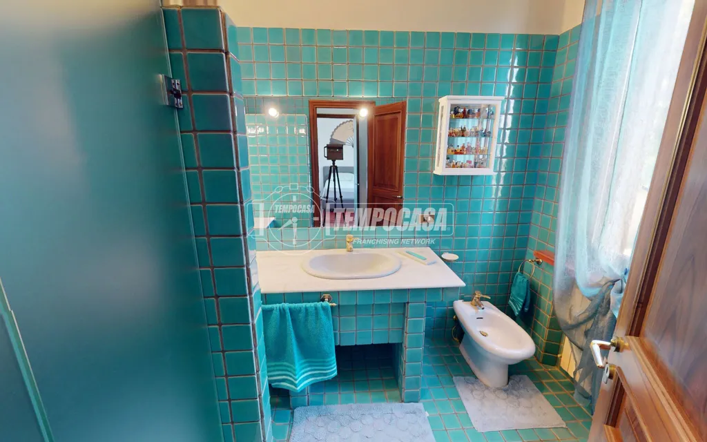 Salles de bain - Elegant Villa with Two Units in Camerata Picena