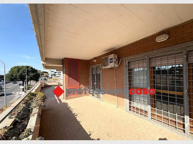 Balcone - Appartamento con doppia esposizione e terrazzo a Pomezia