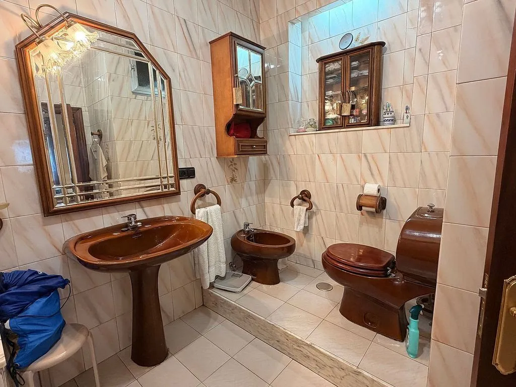 Bagni - Spacious Apartment with Dual Entrances in Mieres