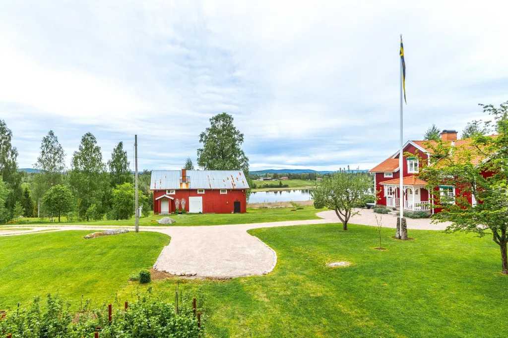 Jardin - Charming House with Lake View in Röbjörkeby