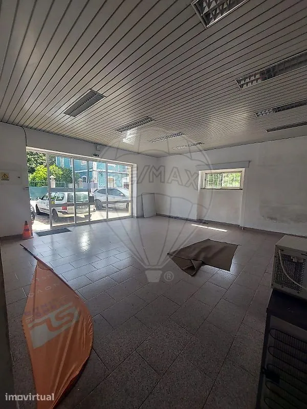 Garage - Commercial Shop with Premium Location in Parede