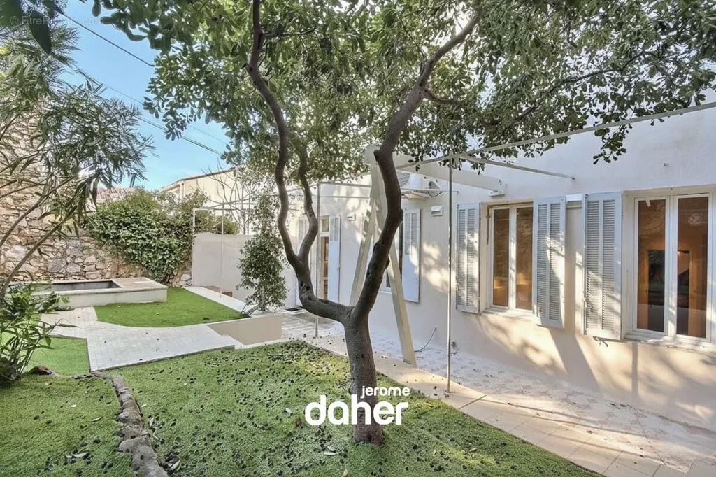 Garden - Renovated Apartment with Garden in Saint-Lambert