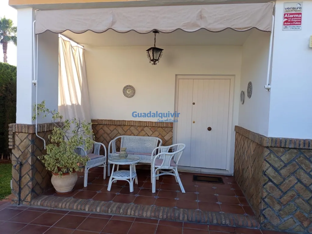 Terrace - Independent Chalet with Pool in Cerros de Montequinto