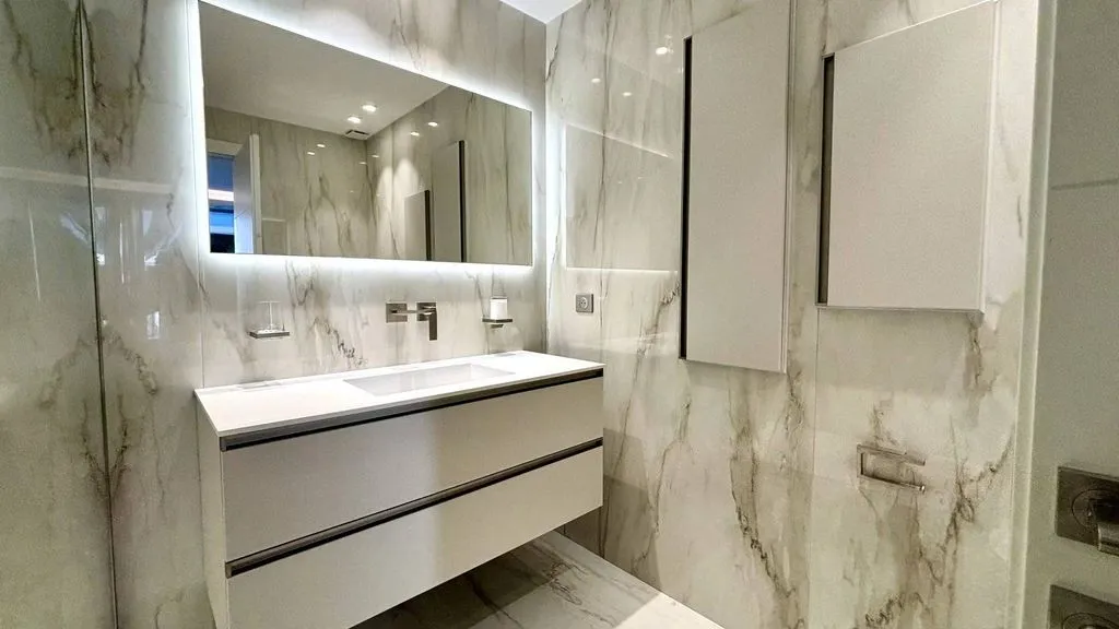 Vannitoad - 2-Bedroom Apartment with Sea View in Cannes Croisette