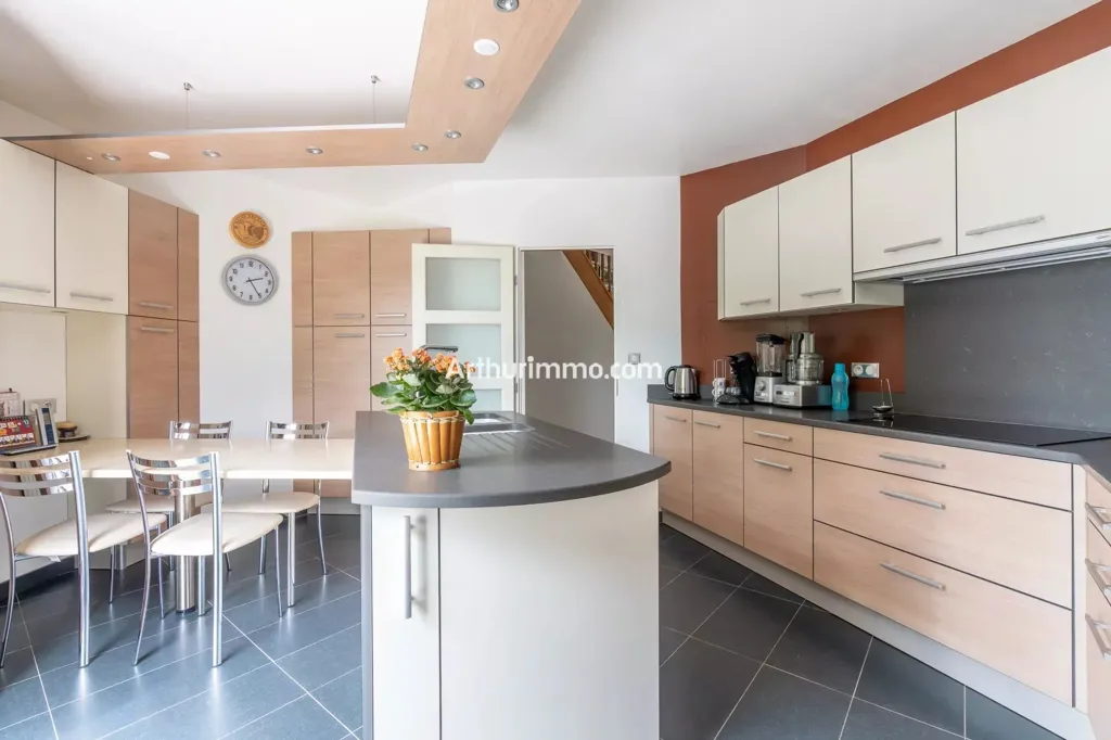 Kitchen - 8-Piece House with Pool Potential near Santeny