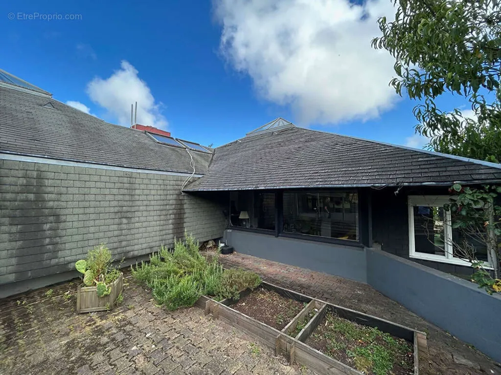 Exterior - Commercial Property with Restaurant in Leuhan