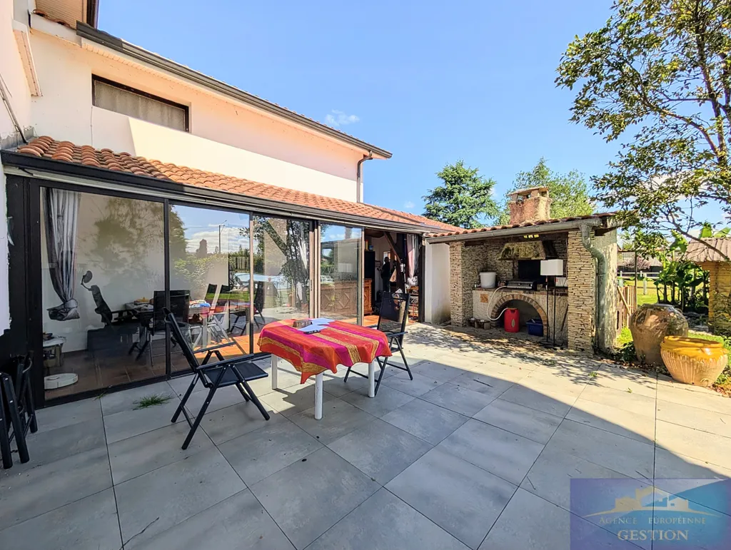 Terrasse - Propriété de 13 Pièces avec Piscine à 15 min de Tarbes