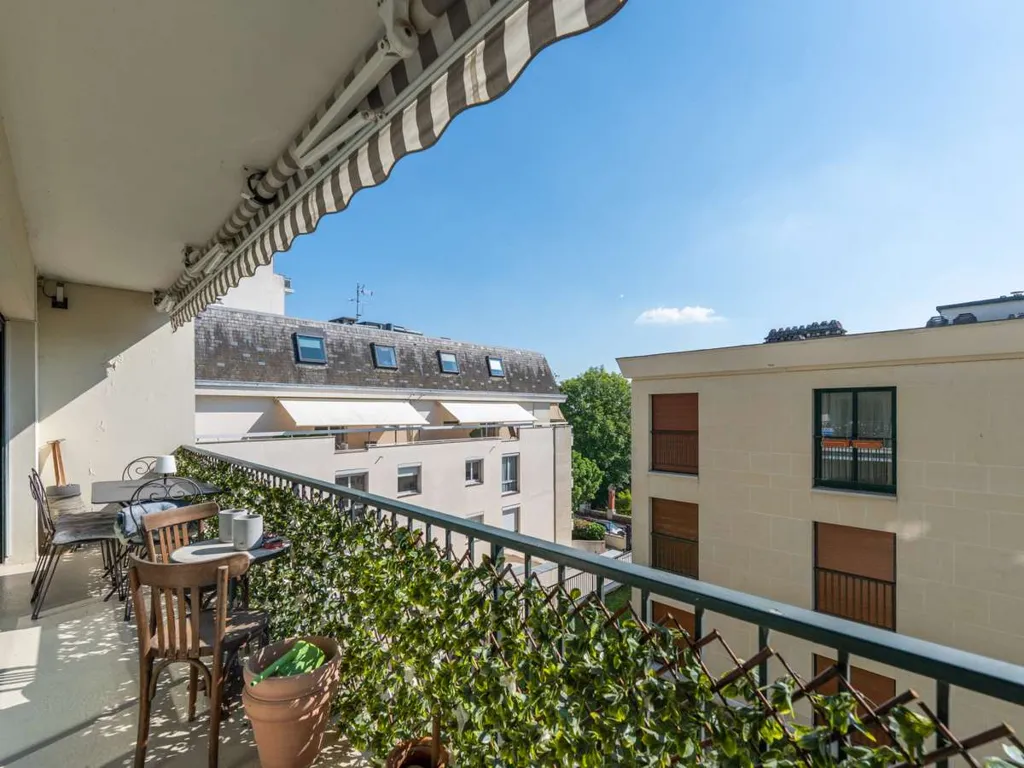 Family Flat with Eiffel Tower View in Saint-Cloud
