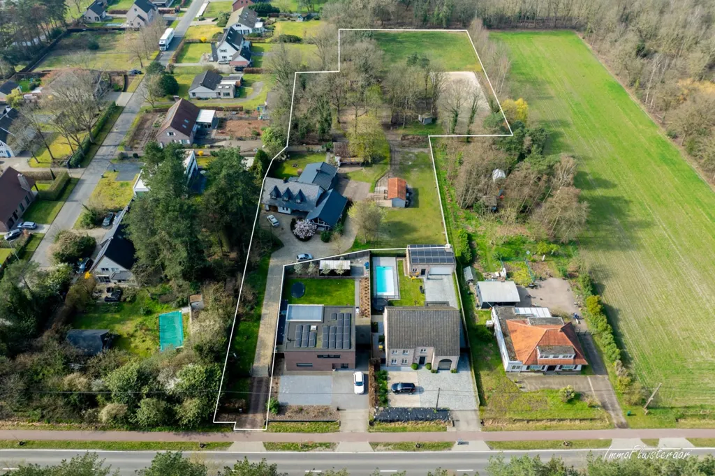 Vue aérienne - Villa avec Piste Éclairée et Stalles à Geel