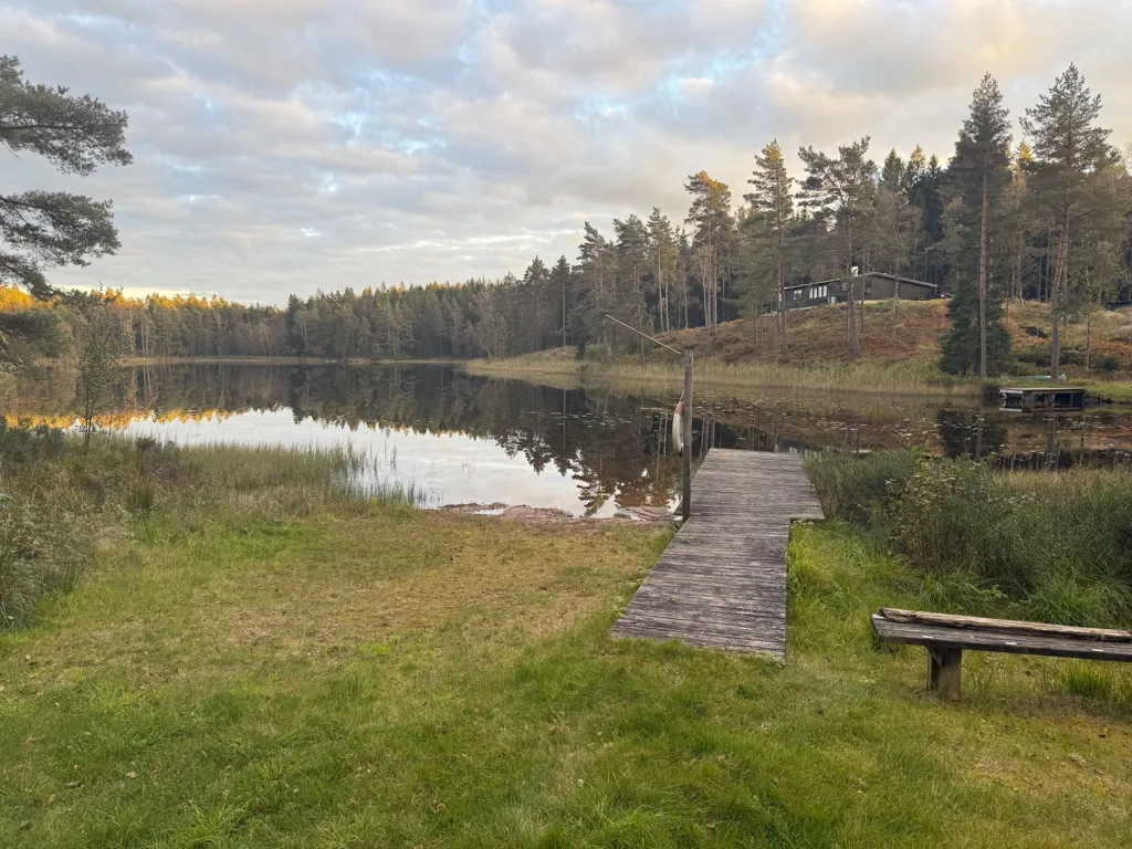 Aed - Spacious Plot with Lake Access in Lerum