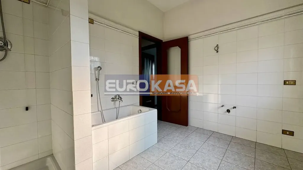 Salles de bain - Villa with Garden in Osio Sopra
