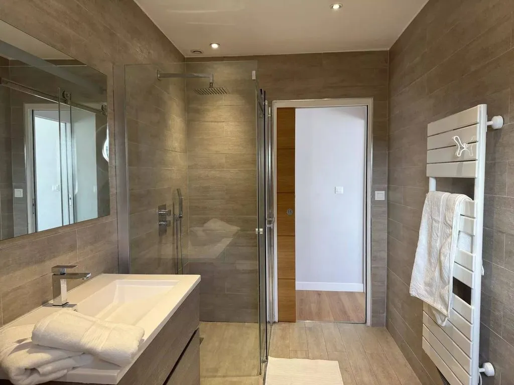 Salles de bain - Maison de Luxe avec Piscine à Pessac