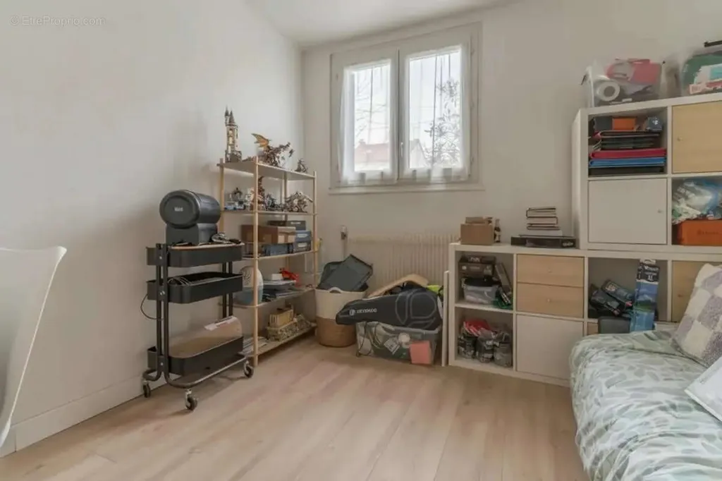 Magamistoad - Charming 3-Bedroom House with Garden in Bezons