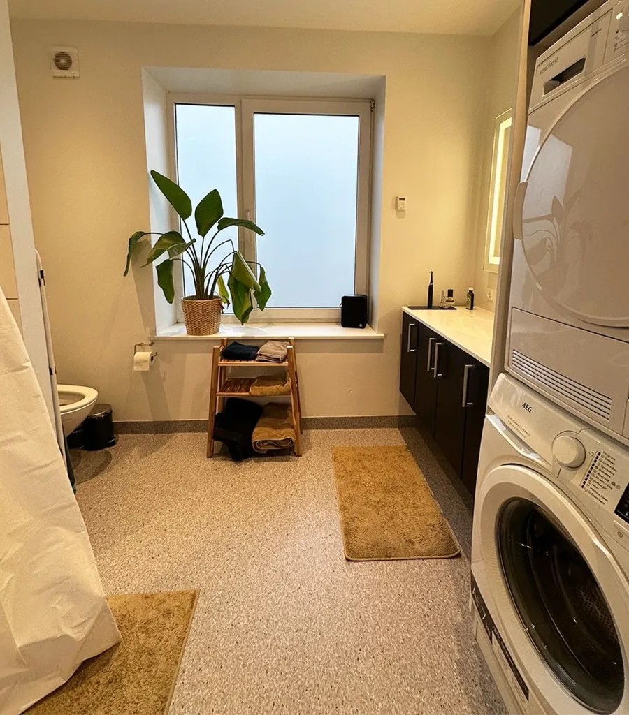 Vannitoad - 3-Bedroom Flat with Parking in Aalborg