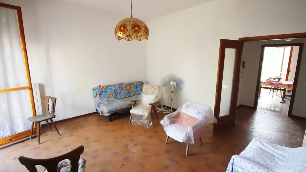 Elutuba - 4-Bed Apartment with Terraces in Empoli