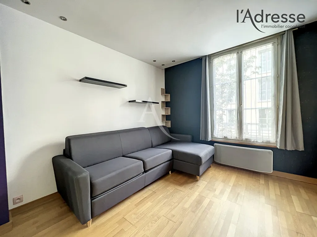 Séjour - Studio Meublé avec Cuisine à Saint-Cloud
