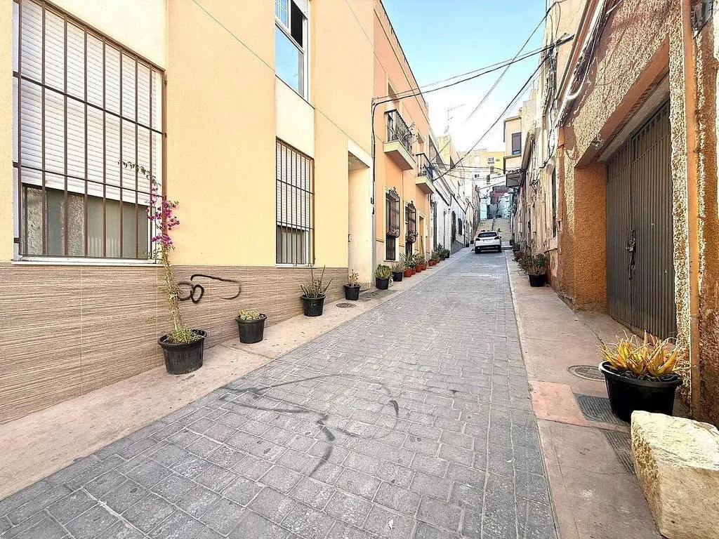Extérieur - 2-Bedroom Apartment with Potential in Luchana