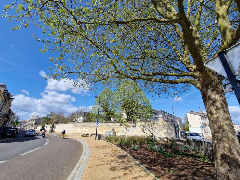 Esterno - T2 with Large Terrace in Bordeaux Croix Blanche