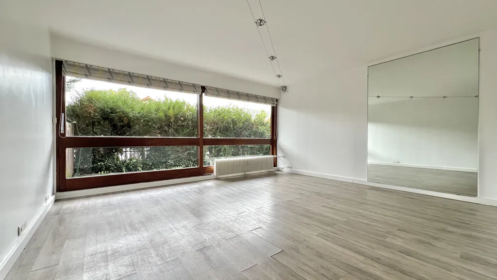 Toad - 4-Piece Apartment with Terrace in L'Haÿ-les-Roses