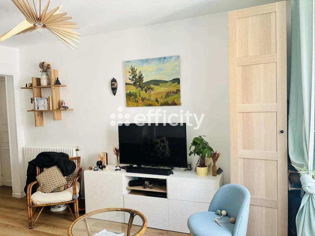 Séjour - Appartement avec Vue Cour dans le 10ème Arrondissement de Paris