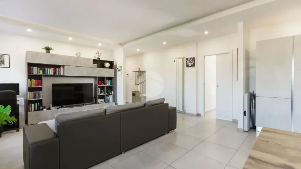 Elutuba - Rear-Facing Two-Bedroom Flat in Bollate