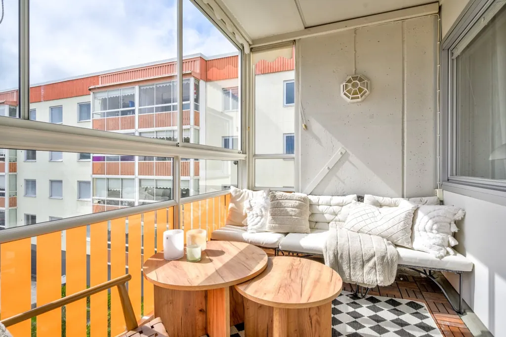 Balcon - Modernised Flat with Glass Balcony in Central Location