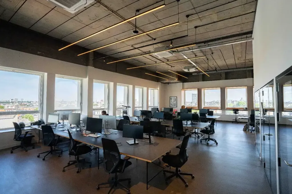 Bureau - Co-working OVAL Sky sur la Mechelsesteenweg