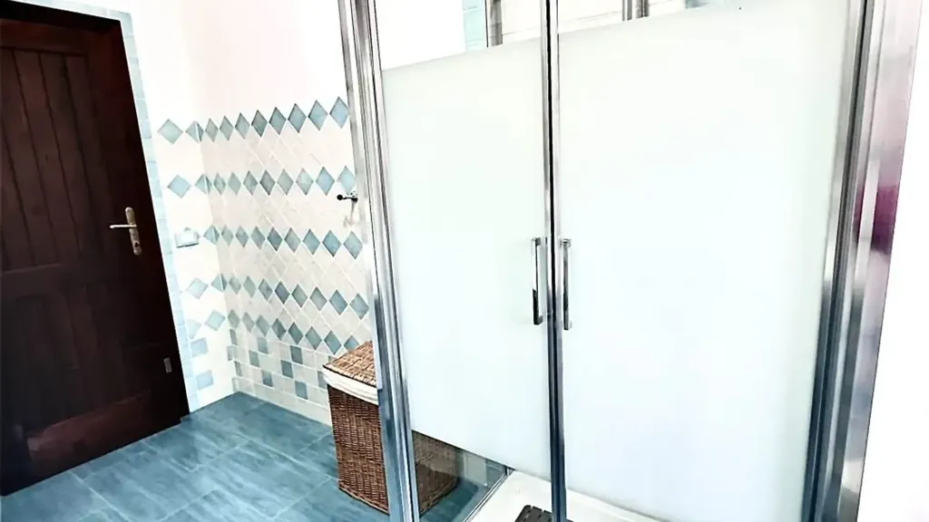 Bathrooms - Rustic Apartment with Private Garden in Pula