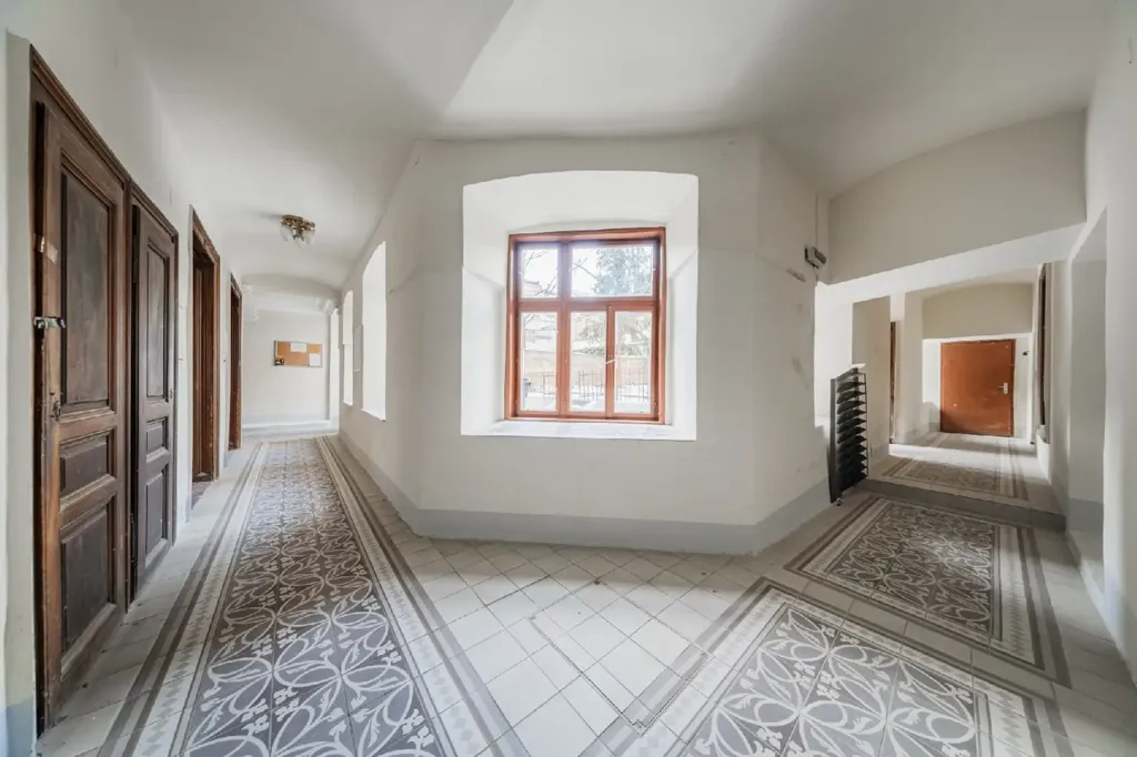 Hallway - Viennese Style Altbau with Diverse Uses in Meiselstraße