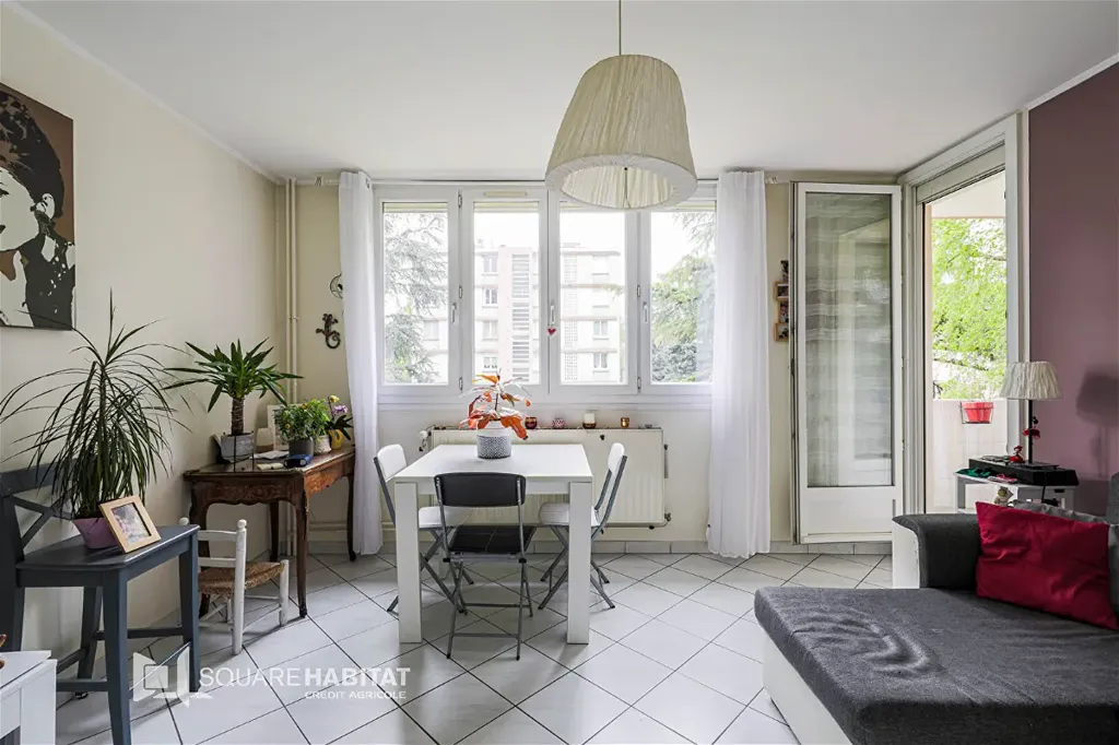 Elutuba - 3-Bedroom Apartment with Balcony in Grenoble
