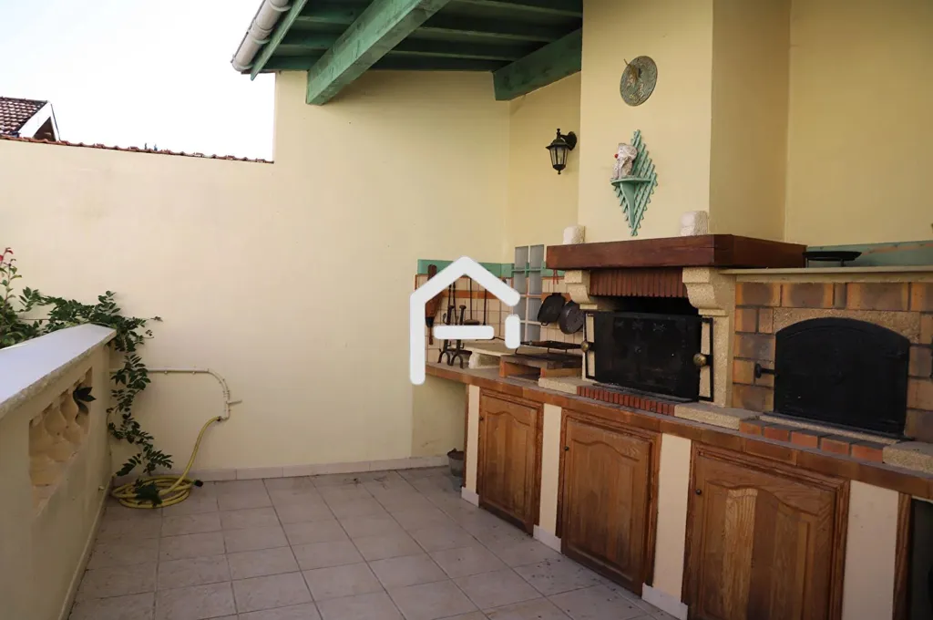 Terrasse - Ensemble Immobilier avec Grand Garage à Proximité du Centre