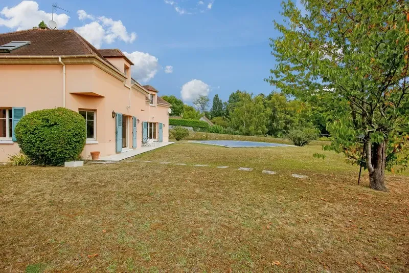 Exterior - Prestigious House with Pool in Chambourcy