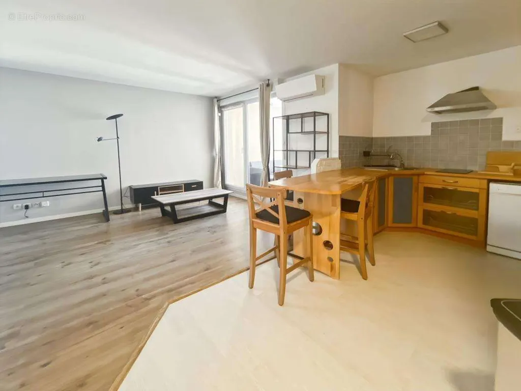 Köök - Secure 2-Bed Flat with Terrace in Residency