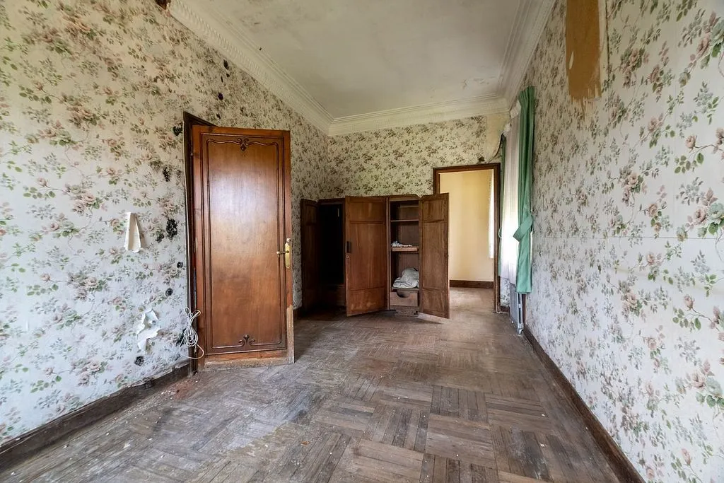 Toad - Chalet with Large Plot for Renovation in Narón