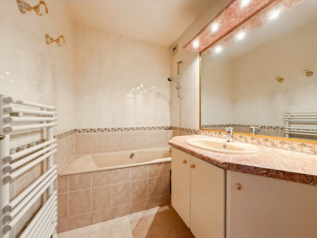 Salles de bain - Appartement Traversant avec Garage et Balcon à Clermont-Ferrand