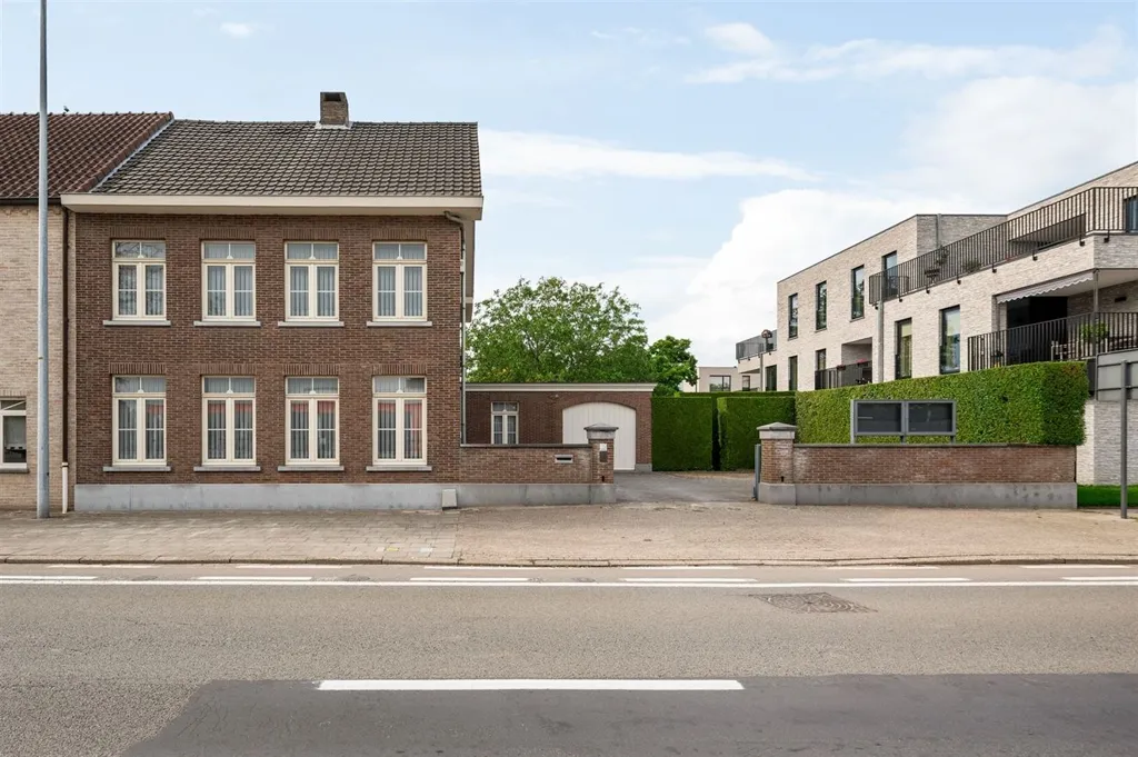 Exterior - Open-plan House with Garden in Ravels