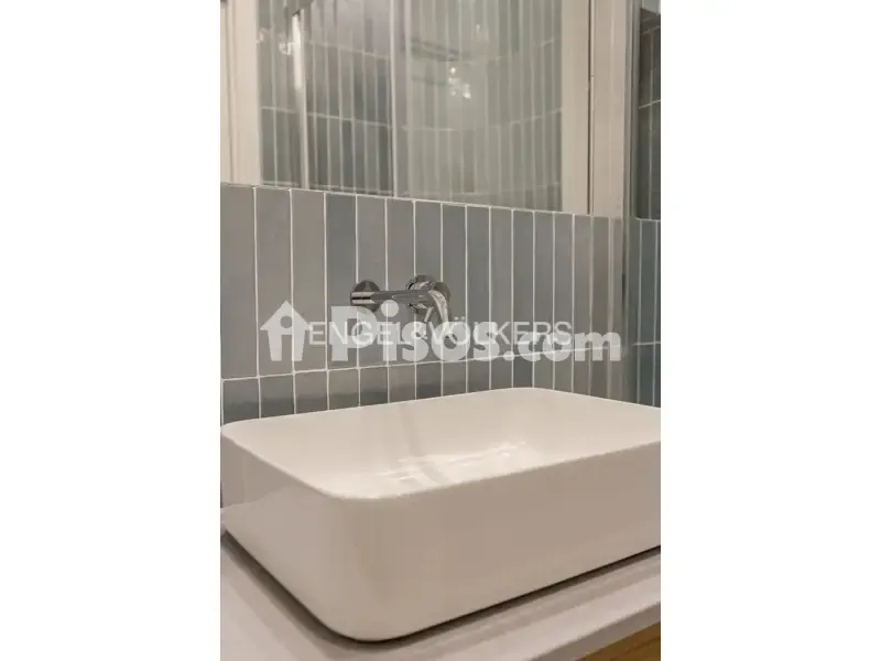 Baños - Fully Renovated Apartment with Balcony in Justicia