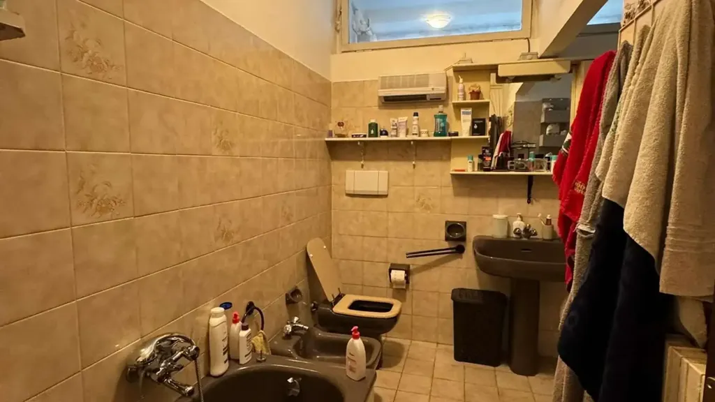 Salles de bain - Spacious 3-Bedroom Flat in Borgo Pompilio, Mantova