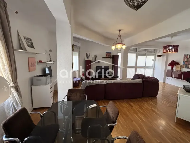Sala da pranzo - Corner Flat with Large Windows in San Juan